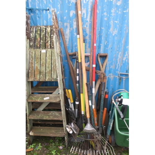 126 - GARDEN TOOLS