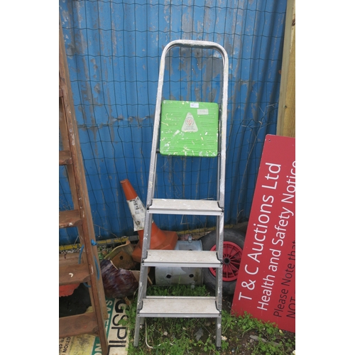 130 - ALUMINIUM STEP LADDER