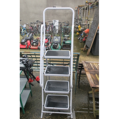 91 - FOLDING STEP LADDER