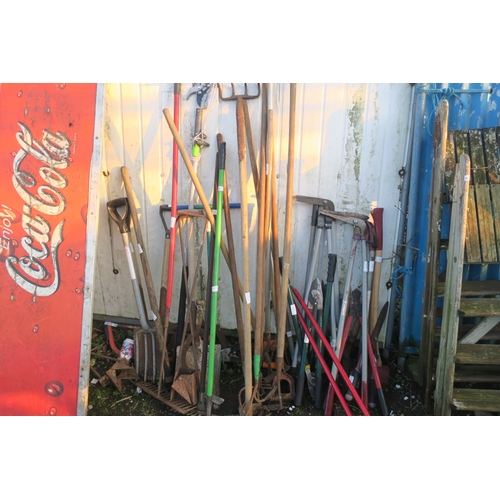 88 - ASSORTMENT OF GARDEN TOOLS