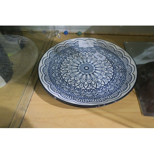 557 - PAIR OF BLUE & WHITE PATTERNED PLATES