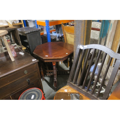 515 - 8 SIDED VINTAGE TABLE