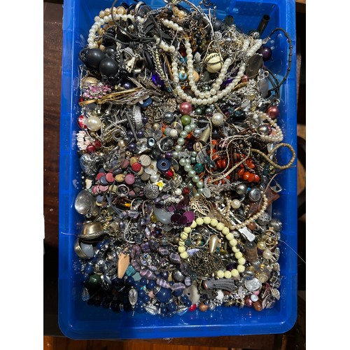 453A - BOX OF COSTUME JEWELLERY