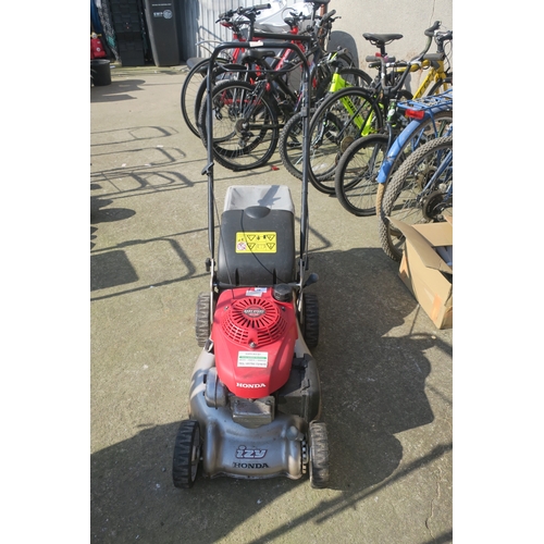 34 - HONDA MOWER AND GRASS BOX EASY START