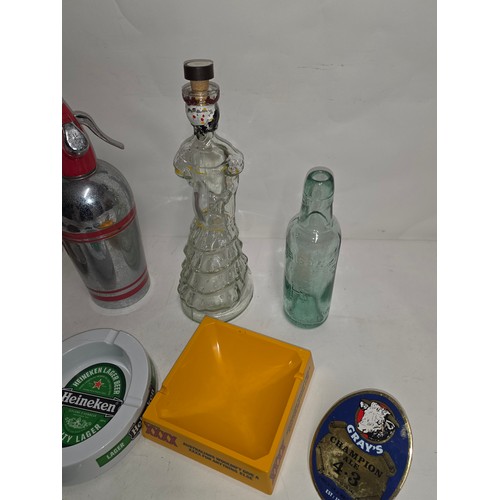 140 - Breweriana. A collectors or resellers lot to include vintage pub ashtrays, beer pump signs, Soda Fou... 