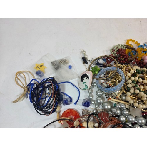 24 - Vintage and retro costume jewellery bundle