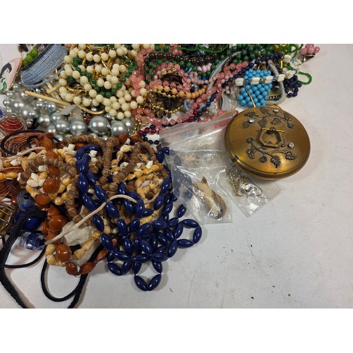 24 - Vintage and retro costume jewellery bundle