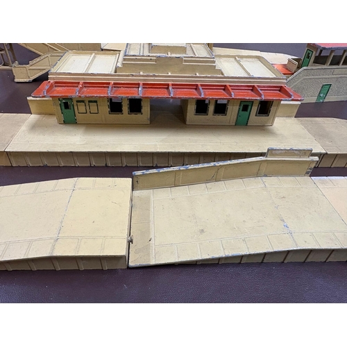 30 - A collection of unboxed Hornby Dublo OO D1 station buildings inc. an DA456 Island Station set, a Thr... 