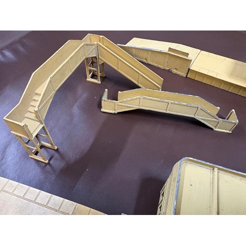 30 - A collection of unboxed Hornby Dublo OO D1 station buildings inc. an DA456 Island Station set, a Thr... 