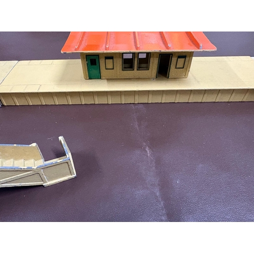 30 - A collection of unboxed Hornby Dublo OO D1 station buildings inc. an DA456 Island Station set, a Thr... 