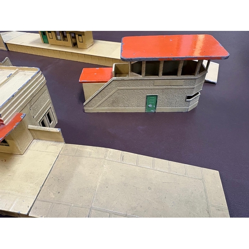 30 - A collection of unboxed Hornby Dublo OO D1 station buildings inc. an DA456 Island Station set, a Thr... 