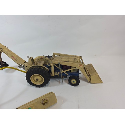 44 - Cragstan ( USA ) Ford 4000 Diesel Industrial Tinplate Tractor with Digger, Made in Japan, Battery Op... 