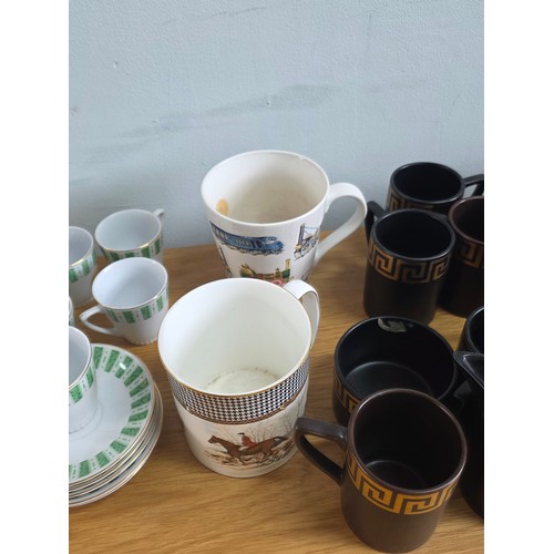 18 - A mixed lot of mid century ceramics to include Portmerion Susan Williams- Ellis, Greek Key pattern c... 