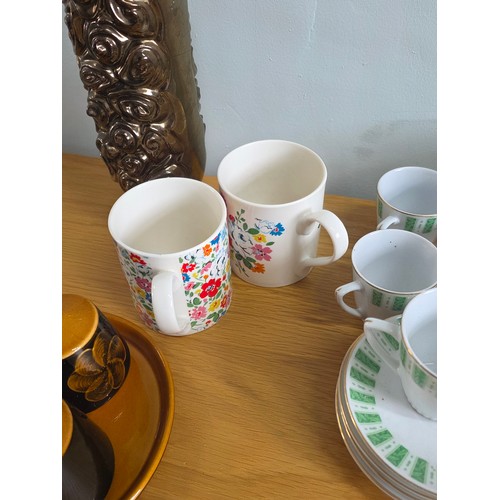 18 - A mixed lot of mid century ceramics to include Portmerion Susan Williams- Ellis, Greek Key pattern c... 