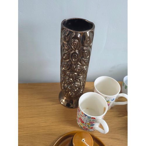 18 - A mixed lot of mid century ceramics to include Portmerion Susan Williams- Ellis, Greek Key pattern c... 