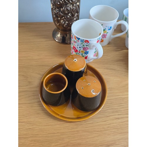 18 - A mixed lot of mid century ceramics to include Portmerion Susan Williams- Ellis, Greek Key pattern c... 
