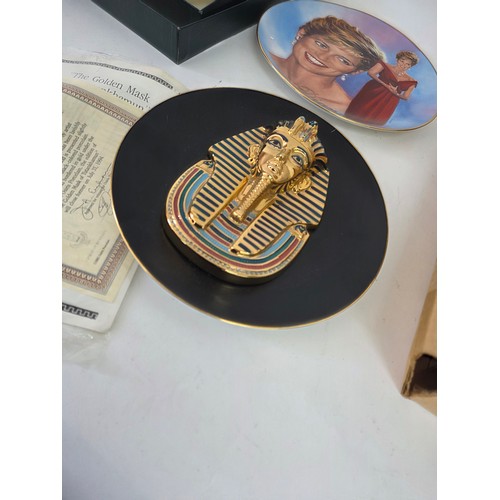 69 - Collectors Plates, a quantity of 5 to include a raised Golden Mask of Tutankhanum, two golden retrie... 