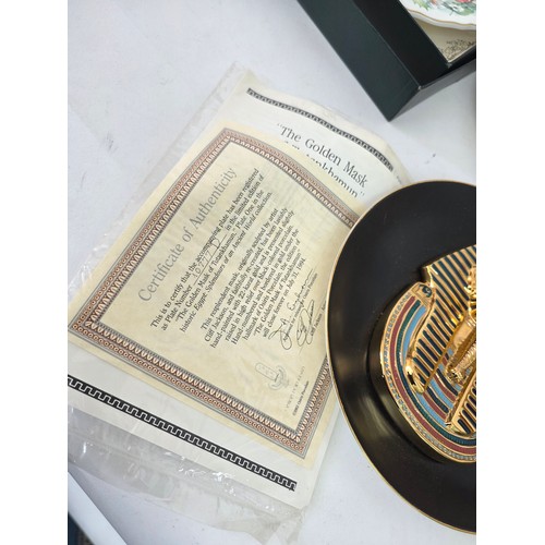 69 - Collectors Plates, a quantity of 5 to include a raised Golden Mask of Tutankhanum, two golden retrie... 