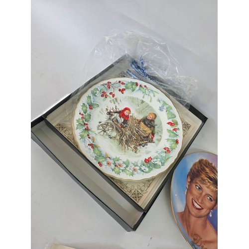 69 - Collectors Plates, a quantity of 5 to include a raised Golden Mask of Tutankhanum, two golden retrie... 