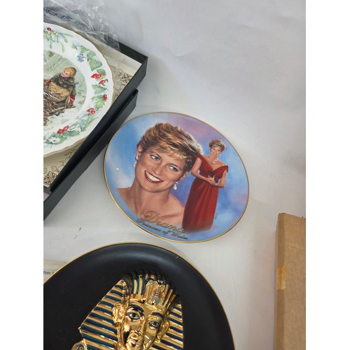 69 - Collectors Plates, a quantity of 5 to include a raised Golden Mask of Tutankhanum, two golden retrie... 
