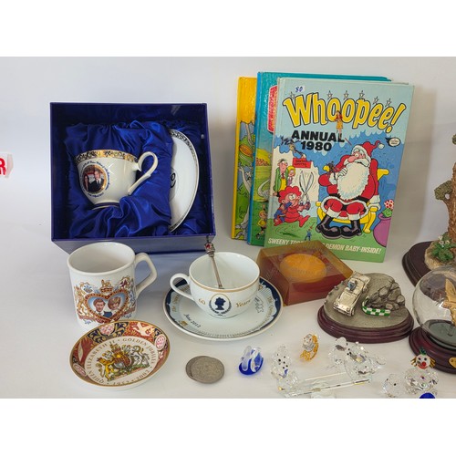 72 - A good mixed lot of collectables to include Swarovski crystals, a clock depciting sa Rolls Royce, Gl... 