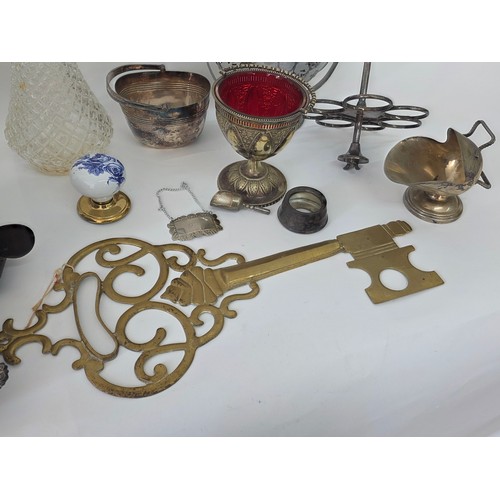 73 - A good Ceramics and Metalware mixed lot to include a part Alfred Meakin Rosario dinner service, a pa... 