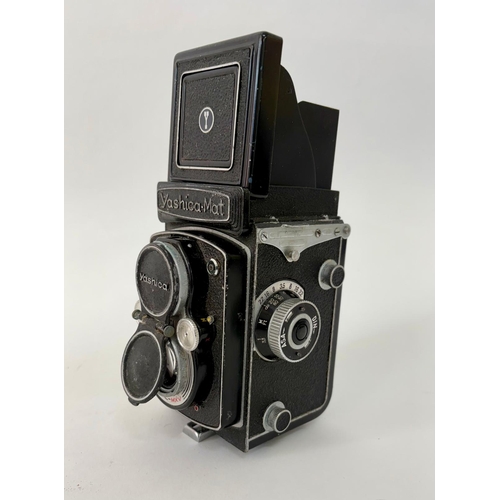 75 - Yashika Mat 124G with Yashinon 1;35 f~80mm lens and Copal-SV shutter15cm h