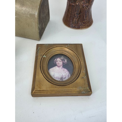 77 - A good mixed lot of vintage glass, ceramics and collectables to include an Iwatsu Hineri Art Glass V... 