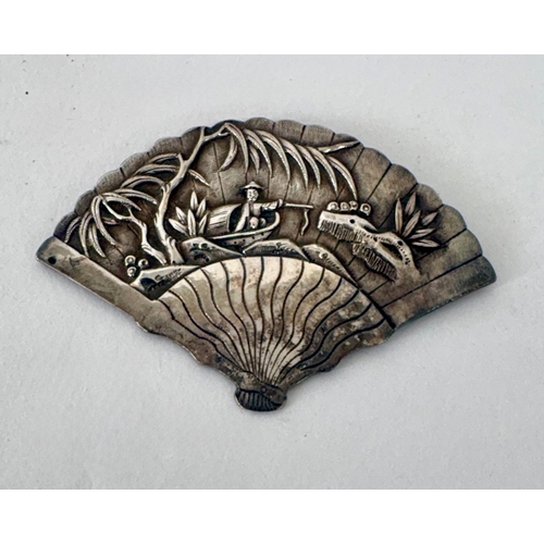79 - CHINESE EXPORT FAN-SHAPED BROOCHE WANG HING, HONG KONG, CIRCA 1900 marked WANG HINGA fan shaped silv... 