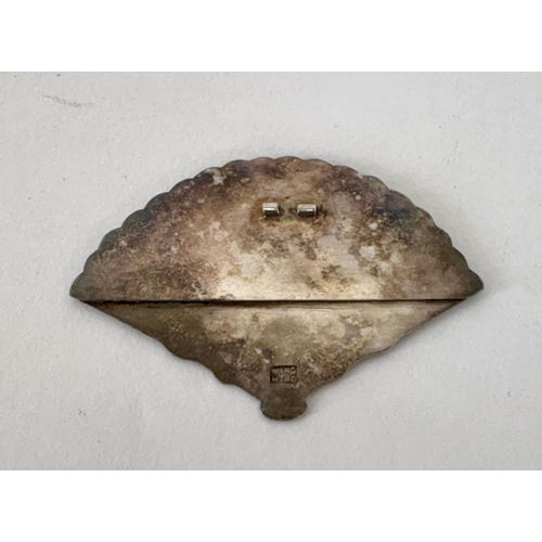 79 - CHINESE EXPORT FAN-SHAPED BROOCHE WANG HING, HONG KONG, CIRCA 1900 marked WANG HINGA fan shaped silv... 