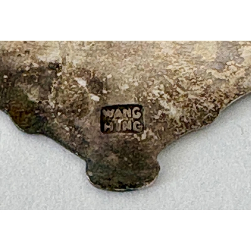 79 - CHINESE EXPORT FAN-SHAPED BROOCHE WANG HING, HONG KONG, CIRCA 1900 marked WANG HINGA fan shaped silv... 