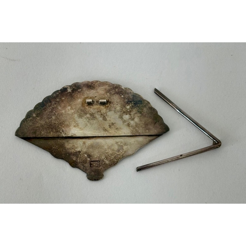79 - CHINESE EXPORT FAN-SHAPED BROOCHE WANG HING, HONG KONG, CIRCA 1900 marked WANG HINGA fan shaped silv... 