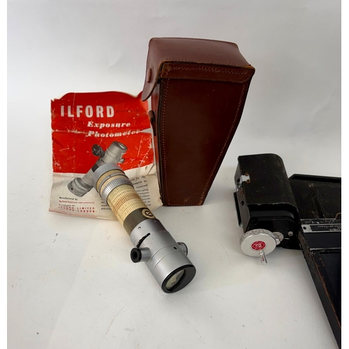 80 - A group of photographic accessories to include an Ilford SEI Exposure Photometer, Mecablitz 202/3 co... 