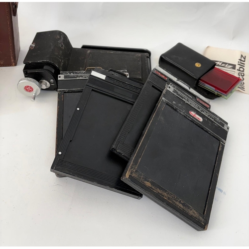 80 - A group of photographic accessories to include an Ilford SEI Exposure Photometer, Mecablitz 202/3 co... 