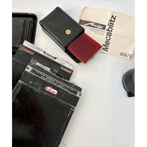 80 - A group of photographic accessories to include an Ilford SEI Exposure Photometer, Mecablitz 202/3 co... 