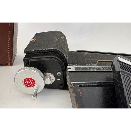 80 - A group of photographic accessories to include an Ilford SEI Exposure Photometer, Mecablitz 202/3 co... 