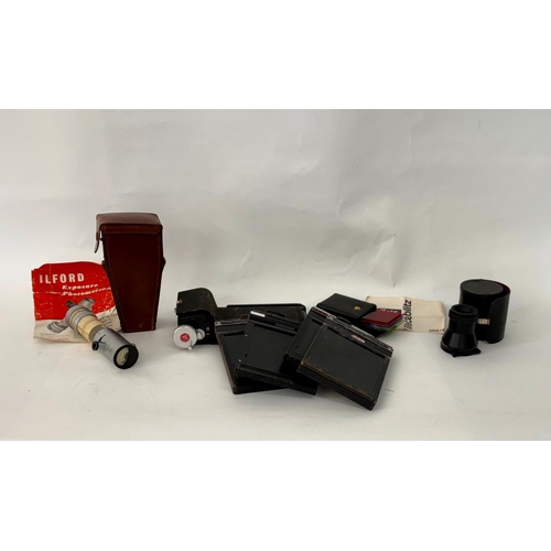 80 - A group of photographic accessories to include an Ilford SEI Exposure Photometer, Mecablitz 202/3 co... 