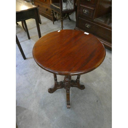 428 - Mahogany occasional table (26