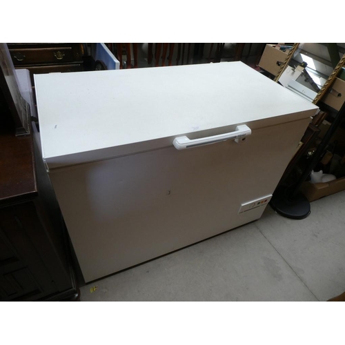 131 - Hotpoint chest freezer (114W 61D 84H cm)