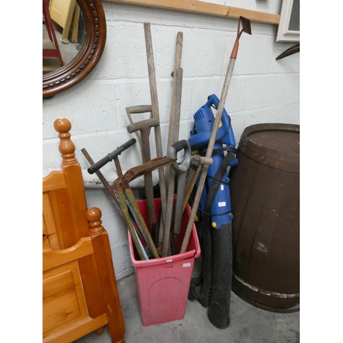 141 - Quantity of garden tools & garden vac