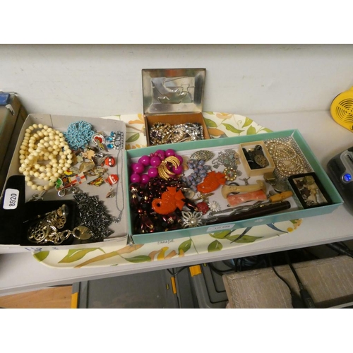 358 - Tray of mixed jewellery & collectables (Tray not included)