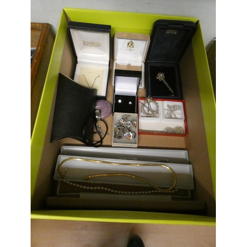 360 - Box of mainly silver jewellery inc. Murano glass pendant, silver brooches, silver bracelet etc