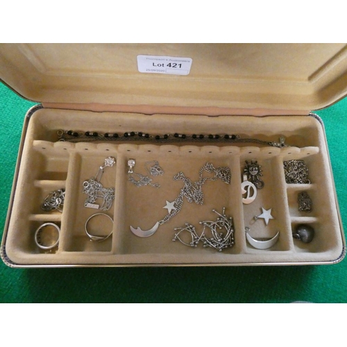 421 - Jewellery box of mainly silver jewellery inc. rings, necklaces, pendants, chains etc