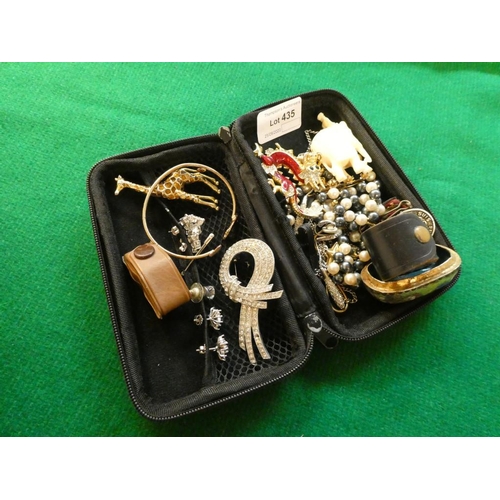 435 - Collection of jewellery & collectables inc. brooches, earrings, cased eye glass etc