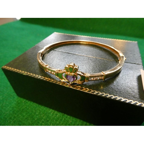 447 - 9ct Gold Claddagh bangle