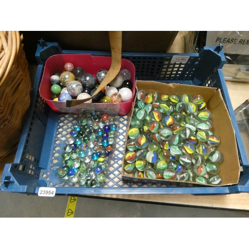 553 - Tray of mixed marbles