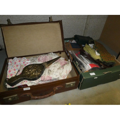 627 - Vintage travel case and box of mixed collectables