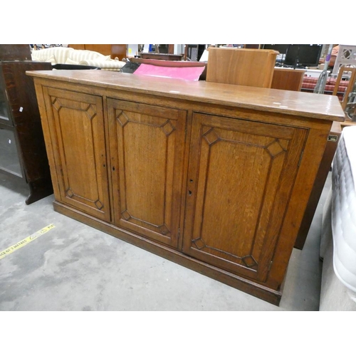 82 - Oak sideboard (87H 147W 51D cm)