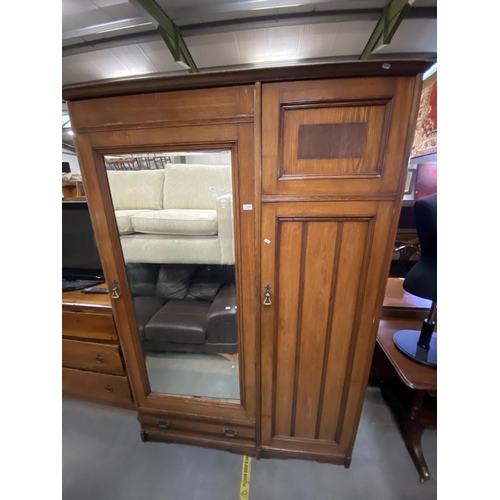 548 - Oak mirror door linen press (207H 59D 140W cm)