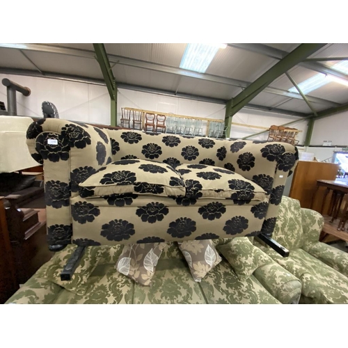 563 - Floral upholstered 2 seater settee (153W cm)